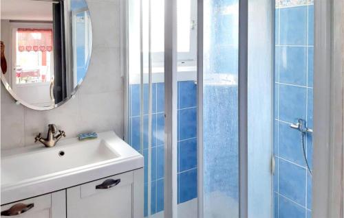 y baño con lavabo y ducha con espejo. en 1 Bedroom Cozy Home In Granzay-gript, en Frontenay-Rohan-Rohan
