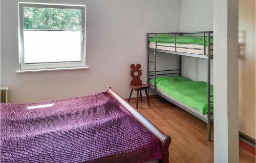 Katil atau katil-katil dalam bilik di 9 Bedroom Amazing Home In Klodno