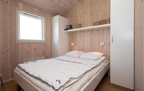 een slaapkamer met een groot bed en een raam bij Amazing Home In Lkken With Kitchen in Løkken