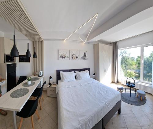 een slaapkamer met een groot bed en een bureau bij Studio Tabacariei in Constanţa