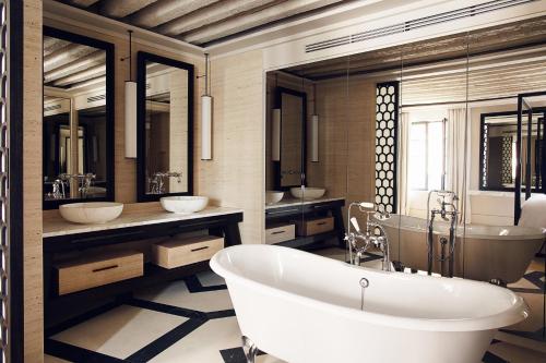 een badkamer met 2 wastafels en een bad bij Palazzo Cristo in Venetië