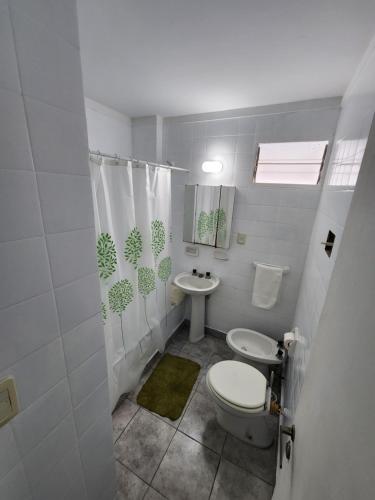 y baño con aseo y lavamanos. en NUEVO APART 2/4 PERSONAS ZONA TEATROS EXCELENTE UBICACION en Buenos Aires