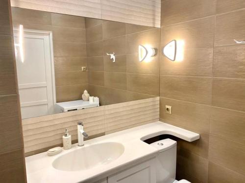 a bathroom with a sink and a mirror at Уютные апартаменты в ЖК Millenium Park in Promyshlennyy