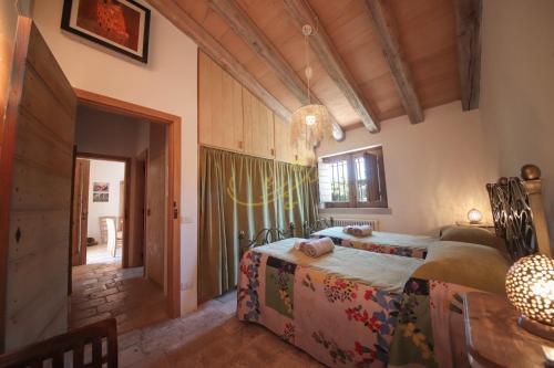 ein Schlafzimmer mit einem Bett und einem Tisch in einem Zimmer in der Unterkunft Trulli&Dimore - Trulli di Montaltino in Polignano a Mare