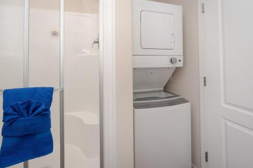 y un baño pequeño con lavadora y secadora. en Cozy Tiny Home Near Disney World & Orlando Parks! en Kissimmee