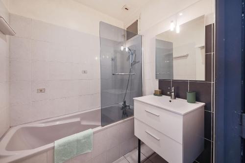 La salle de bains est pourvue d'une baignoire, d'un lavabo et d'une douche. dans l'établissement Le Barral, à Castres
