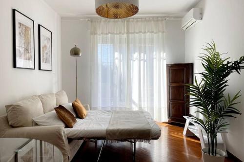 een woonkamer met een bank en een tafel bij Amazing Flat with Terrace in Milaan