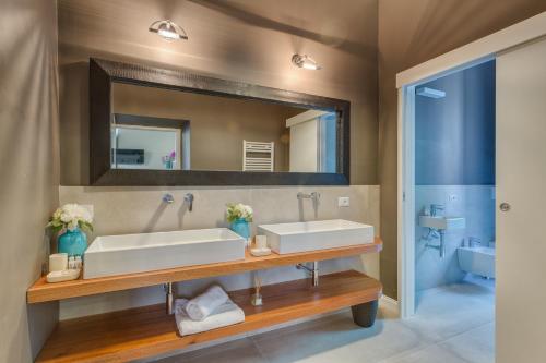 ein Badezimmer mit 2 Waschbecken und einem Spiegel in der Unterkunft RomExperience Borgo Pio in Rom