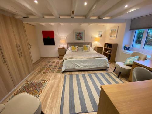 um quarto com uma cama, uma mesa e cadeiras em Le Tilleul em Sciez
