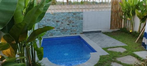 uma pequena piscina azul num quintal em Room in Villa - Love Without boundaries num9759 em Siyut