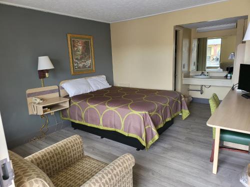 Habitación de hotel con cama y sofá en Budget Host Inn Bristol, en Bristol