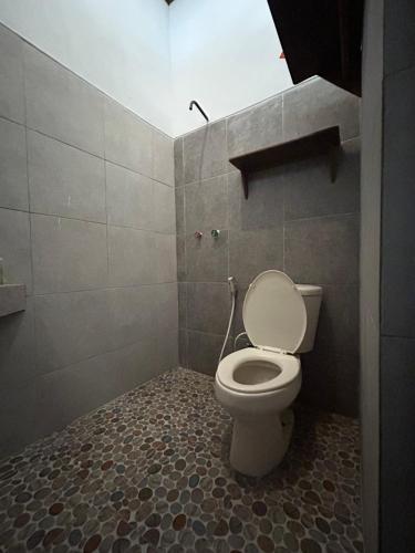 Dewa Daru Resort في كاريمونجاوا: حمام مع مرحاض أبيض في الغرفة