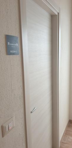 Una puerta en una habitación con un cartel. en PANORAMIK, en Acri