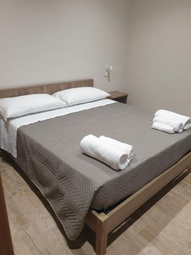 - un lit avec 2 serviettes dans l'établissement PANORAMIK, à Acri