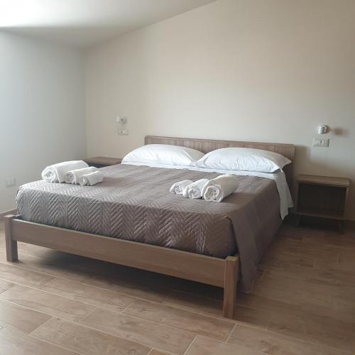 - une chambre avec un lit et 2 serviettes dans l'établissement PANORAMIK, à Acri