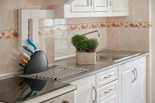 Kuchyň nebo kuchyňský kout v ubytování Bright and quiet apartment