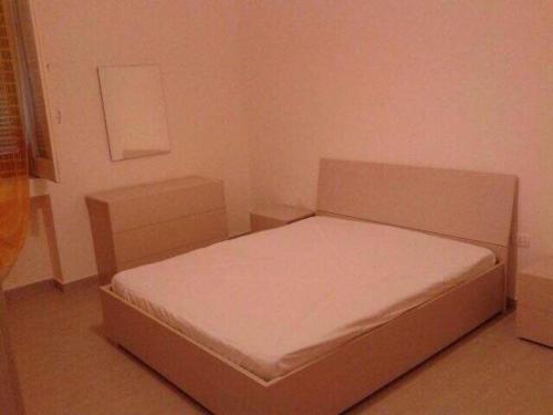een kleine slaapkamer met een bed in een kamer bij Casa Mari' 1 in Margherita di Savoia