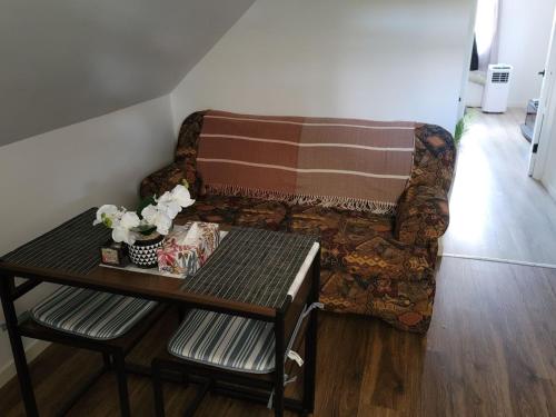 sala de estar con sofá y mesa en Comfy 1 bdrm apartment close to highway, en Edmundston