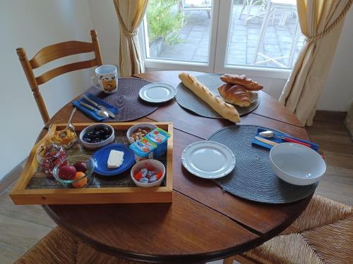 SennelyにあるRelais Solognotの木製テーブル