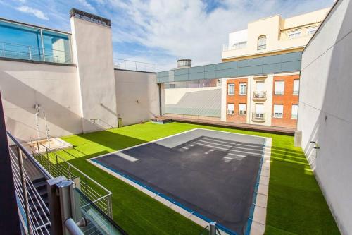 een overdekt basketbalveld op het dak van een gebouw bij Atocha: Precioso con Parking y Piscina at Lavapies in Madrid