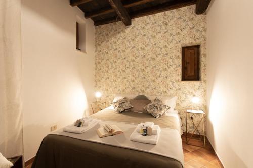 - une chambre avec un lit et 2 serviettes dans l'établissement Theatrum Domus Pompei, à Rome
