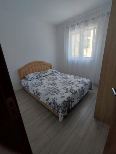 1 dormitorio con cama y ventana en Dado, en Herceg-Novi