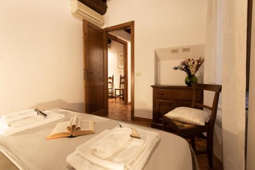 une chambre avec une table, un livre et une chaise dans l'établissement Theatrum Domus Pompei, à Rome