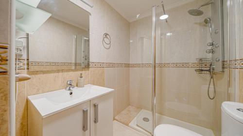 a bathroom with a sink and a shower and a toilet at Apartamento de 1 dormitorio La Cala Villa Joyosa in Villajoyosa