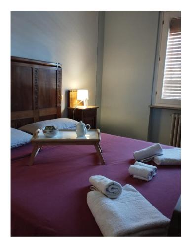 アルトパーショにあるIvo's villaのベッドルーム1室(ベッド2台、タオル、テーブル付)