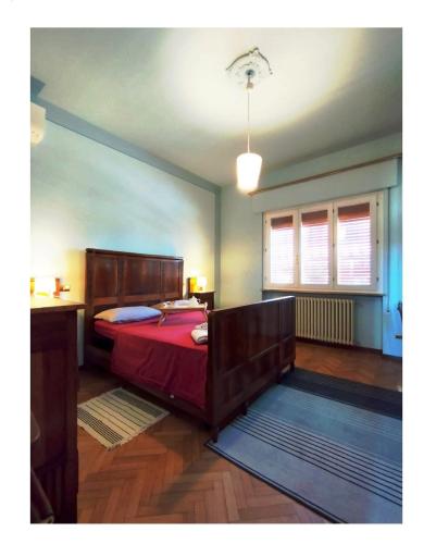 Schlafzimmer mit einem Bett mit einer roten Bettdecke in der Unterkunft Ivo's villa in Altopascio