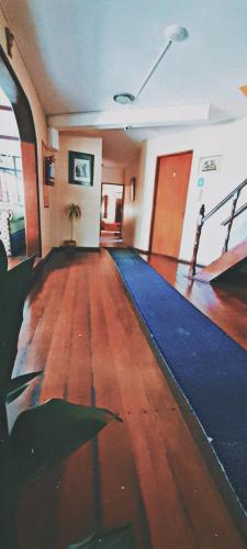 Una televisión o centro de entretenimiento en Apart Hotel Géminis