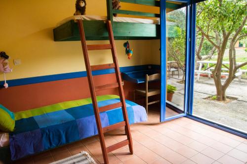 een slaapkamer met een stapelbed en een ladder bij Hotel Votsala in Pyrgi Thermis