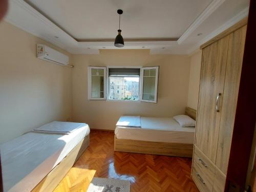 Cama o camas de una habitación en شقه فندقية رائعة في مركز مدينة الإسكندرية