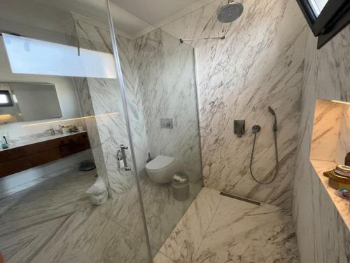Koupelna v ubytování Private pool, +A Luxury, New built villa