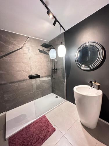Et badeværelse på Mons - superbe appartement 2CH - parking gratuit