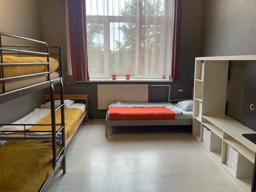 Pokoje Gościnne FRESCO في لودز: غرفة نوم بسريرين بطابقين ونافذة