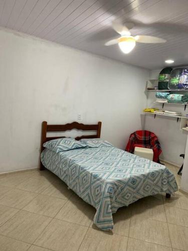 TamoiosにあるAluguel por temporada Unamarのベッドルーム1室(ベッド1台、シーリングファン付)
