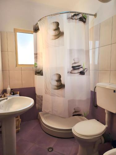 W łazience znajduje się umywalka, toaleta i prysznic. w obiekcie EasySleep at City Center w mieście Divjaka