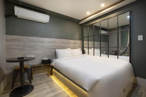Llit o llits en una habitació de SoL Hotel