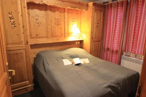 ヴァル・トランスにあるBalcons Appartements VTIの木製の壁のベッドルーム1室(ベッド1台付)
