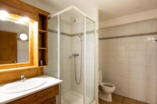 ヴァル・トランスにあるBalcons Appartements VTIのバスルーム(シャワー、洗面台、トイレ付)