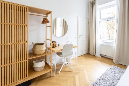 una camera da letto con scrivania e letto con specchio di Luxury&comfort retreat in 1020 Wien a Vienna