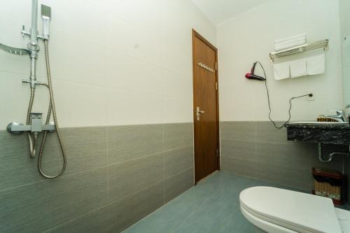 a bathroom with a shower and a toilet and a sink at Sonne Hotel Quang Binh in Ðộng Hỏi