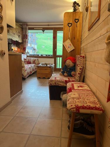 - un salon avec un canapé et une chaise dans l'établissement Le Refuge de Léonor, à Valmorel