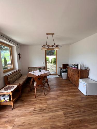 - un salon avec une table et un canapé dans l'établissement Binis Murtalblick, à Pöls