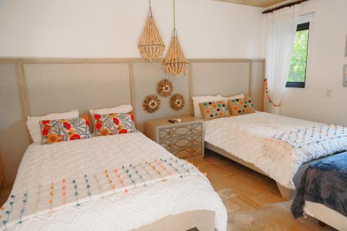 - une chambre avec 2 lits et une fenêtre dans l'établissement Casa de Playa Espectacular Casa del Sol, à Ayangue
