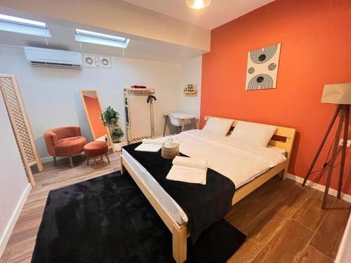 een slaapkamer met een bed met een oranje muur bij The Pillo Mansion in Istanbul