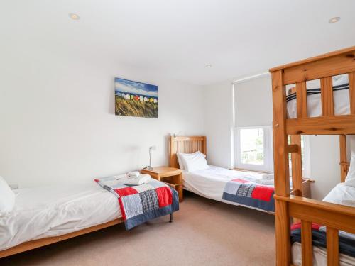 1 Schlafzimmer mit 2 Etagenbetten und einer Leiter in der Unterkunft The Old Gymnasium in Southwold