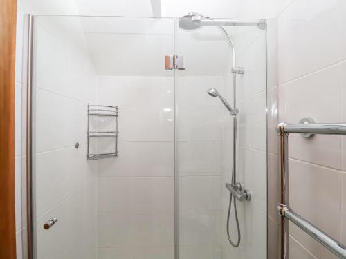 ein Badezimmer mit Dusche mit Glastür in der Unterkunft The Old Gymnasium in Southwold