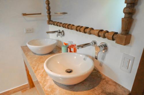 La salle de bains est pourvue d'un lavabo et d'un lavabo blancs. dans l'établissement Casa de Playa Espectacular Casa del Sol, à Ayangue